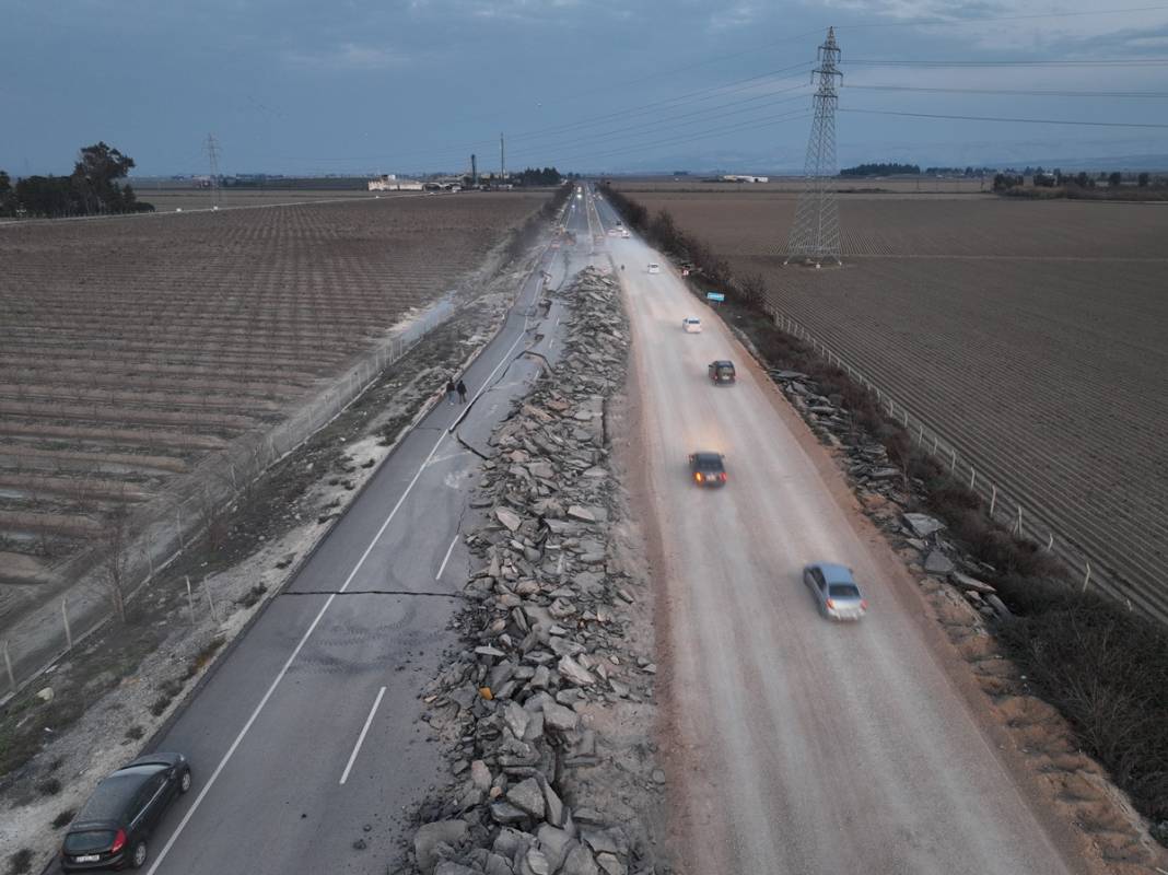 Kırılan fay hattı görüntülendi! Filmden kareler değil gerçek: Yollar yarıldı, devasa çatlaklar oluştu! 8